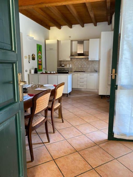 Apartamento La Casa Nel Borgo Angera Exterior foto