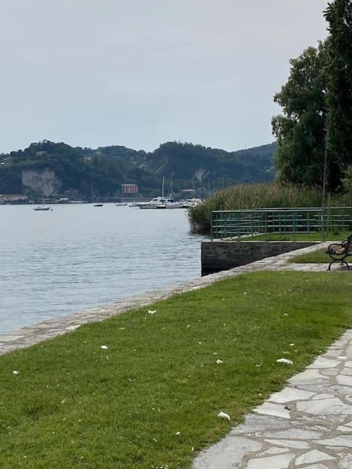 Apartamento La Casa Nel Borgo Angera Exterior foto