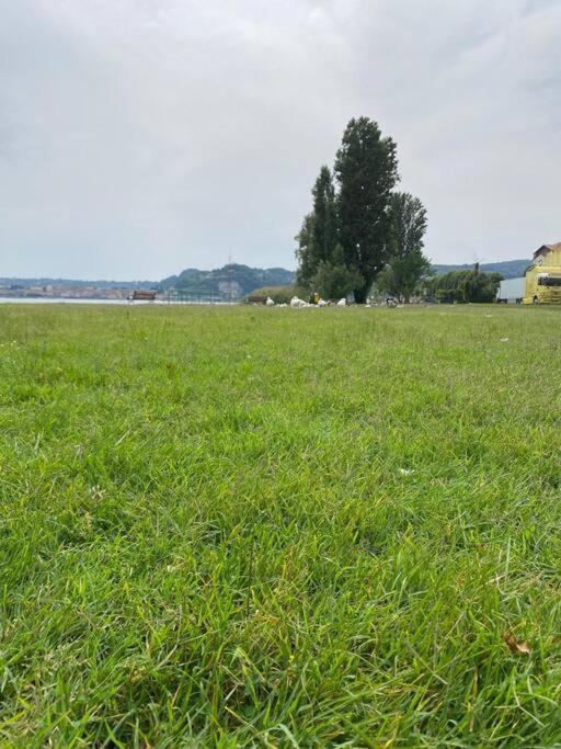 Apartamento La Casa Nel Borgo Angera Exterior foto